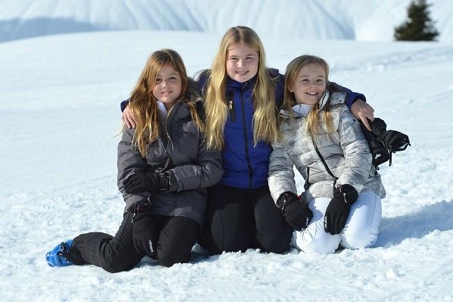 Alexia de Holanda, a la izquierda de la imagen, junto a sus hermanas Amalia y Ariadna
