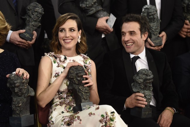 Natalia de Molina con su Goya en la mano y rodeada de otros premiados y premiadas. 