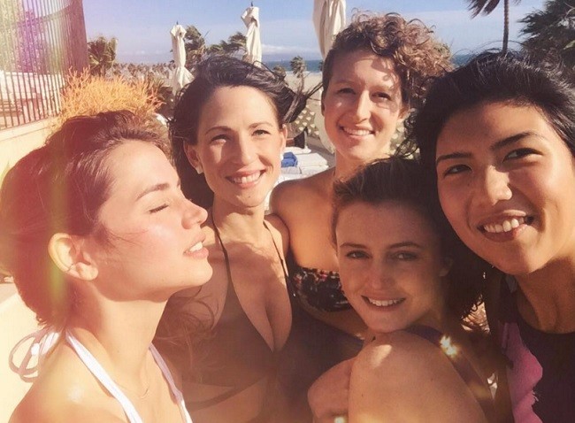 Ana de Armas celebrando en la playa su gran momento profesional Foto: Instagram