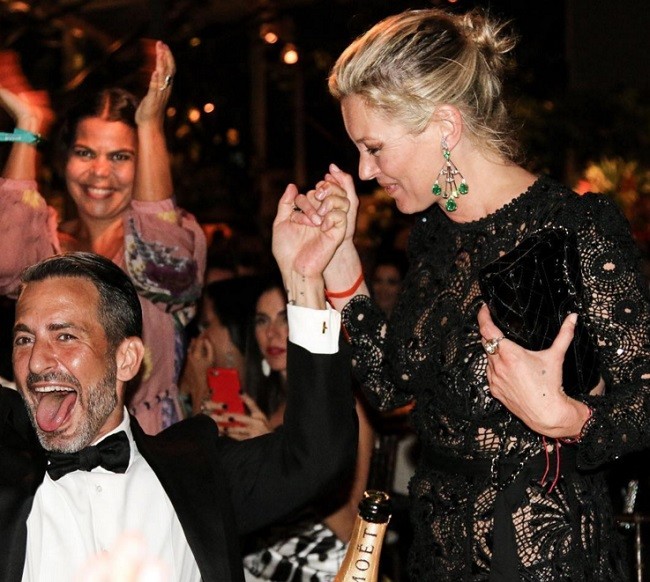 Kate Moss felicita al diseñador Marc Jacobs durante la gala AmfAR en Brasil anoche