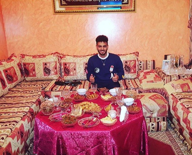 Manuel Cortés disfrutando de la gastronomía típica de Marruecos