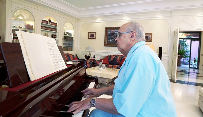 mcelt Jose Luis Moreno toca el piano