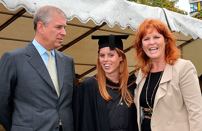 El príncipe Andrés con su ex mujer Sarah Ferguson y su hija