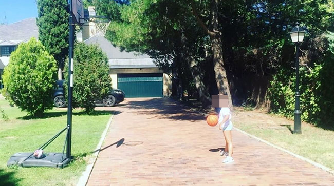Daniella Bustamante Echevarría se reúne con su padre tras las vacaciones con su madre