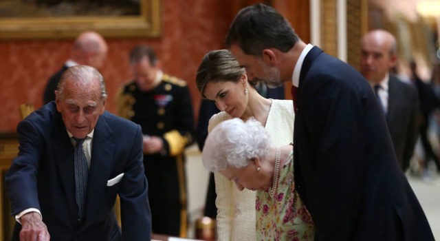 ¿Qué regalos se han intercambiado Felipe y Letizia con Isabel II y el Duque de Edimburgo?