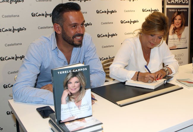 Terelu Campos y Kike Calleja causan furor en su firma de libros