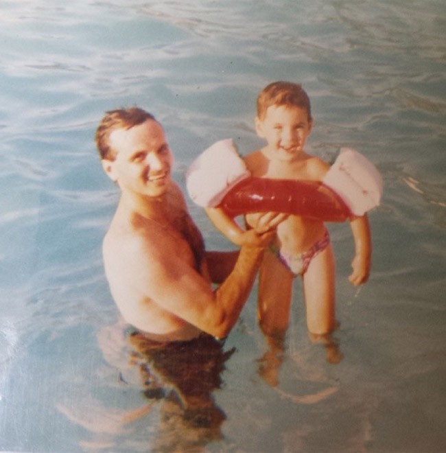 su-padre-clavadito-a-su-tio