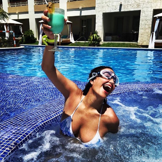 cocteles-en-la-piscina