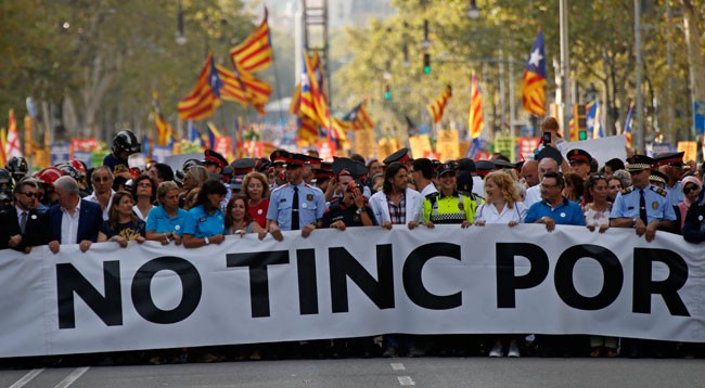 Histórico gesto del Rey en la marcha de Barcelona, la primera a la que acude un monarca