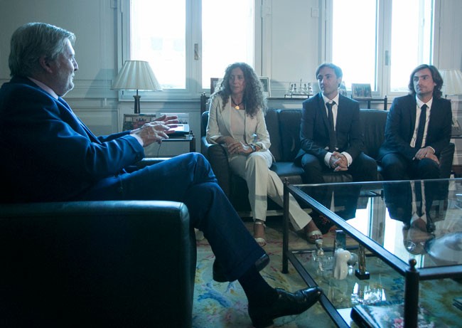 su-viuda-y-sus-hijos-con-el-ministro-de-cultura