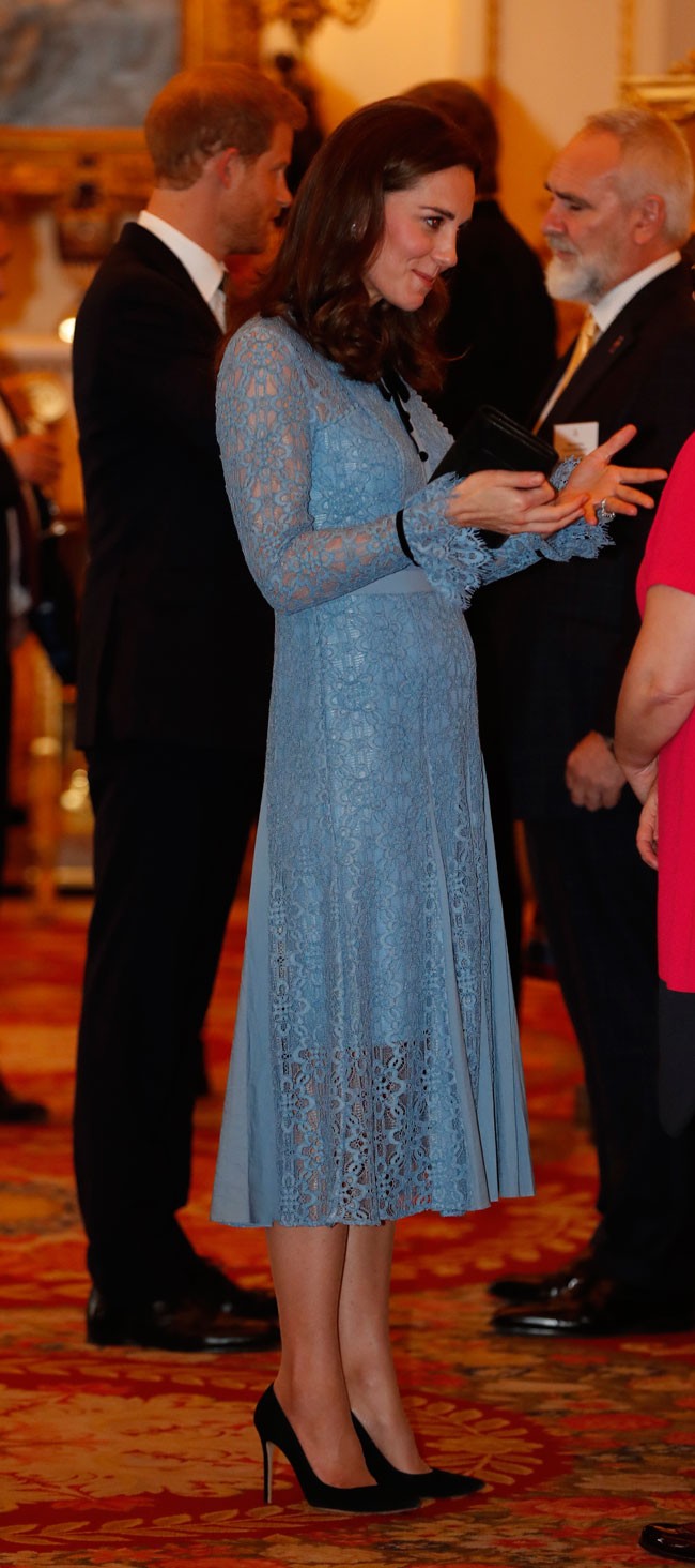 Kate Middleton reaparece con barriguita, pero aún sin recuperar