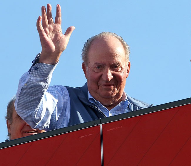 El Rey Juan Carlos prosigue su "dolce vita" en el mar