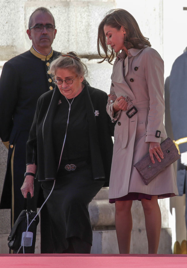 Letizia muestra su lado más humano con la Primera Dama de Israel (y sorprende con nuevo vestido bajo el trench)