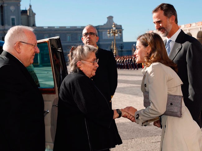 Letizia muestra su lado más humano con la Primera Dama de Israel (y sorprende con nuevo vestido bajo el trench)