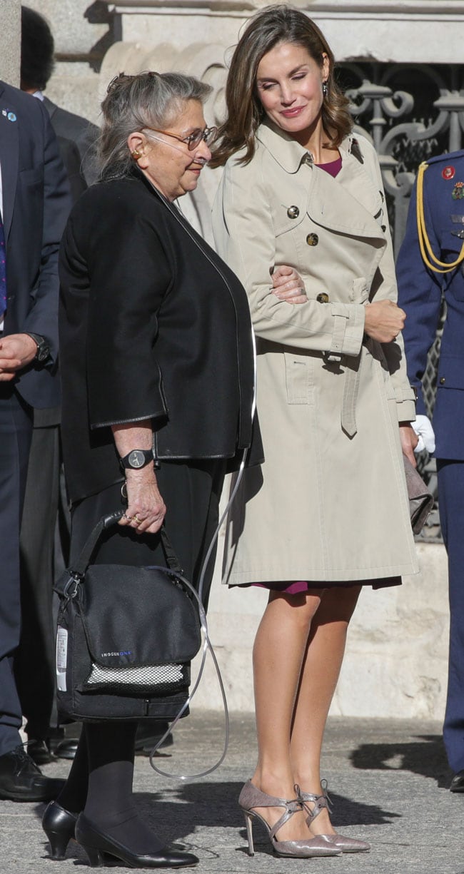 Letizia muestra su lado más humano con la Primera Dama de Israel (y sorprende con nuevo vestido bajo el trench)