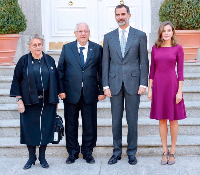 Letizia muestra su lado más humano con la Primera Dama de Israel (y sorprende con nuevo vestido bajo el trench)