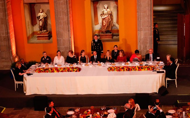 en-la-mesa-presidencial