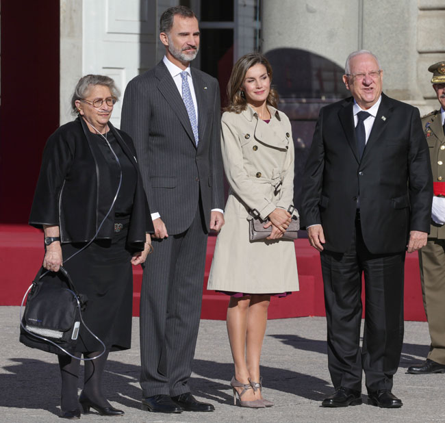 Letizia muestra su lado más humano con la Primera Dama de Israel (y sorprende con nuevo vestido bajo el trench)
