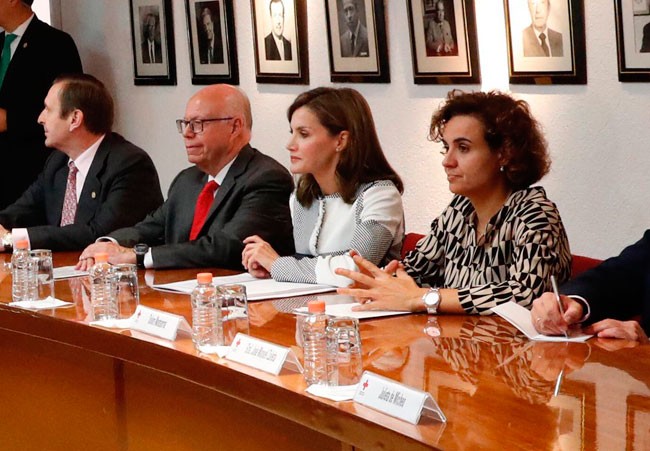 Letizia se baja del estileto y apuesta por el tacón "de abuela" en México