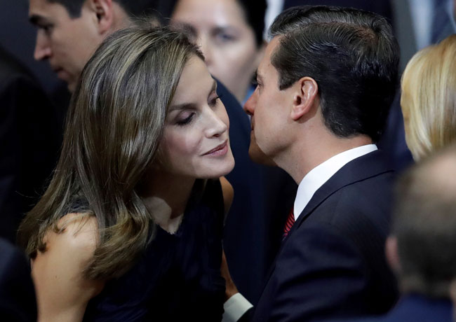 Letizia ejerce de "líder mundial" con glamour español