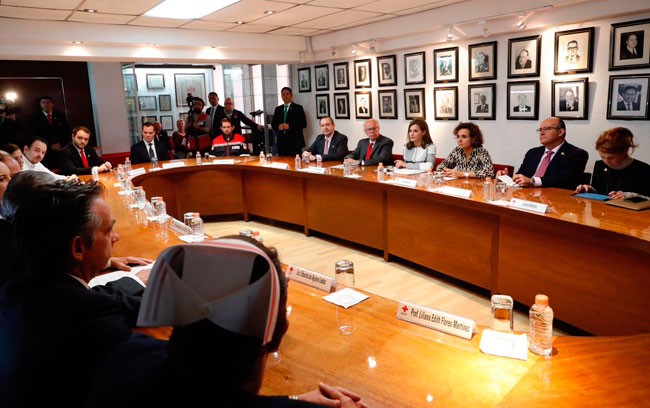 Letizia se baja del estileto y apuesta por el tacón "de abuela" en México