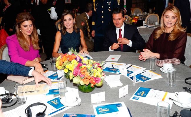 Letizia ejerce de "líder mundial" con glamour español