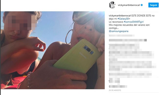 vicky-martin-berrocal-en-la-playa-con-su-hija