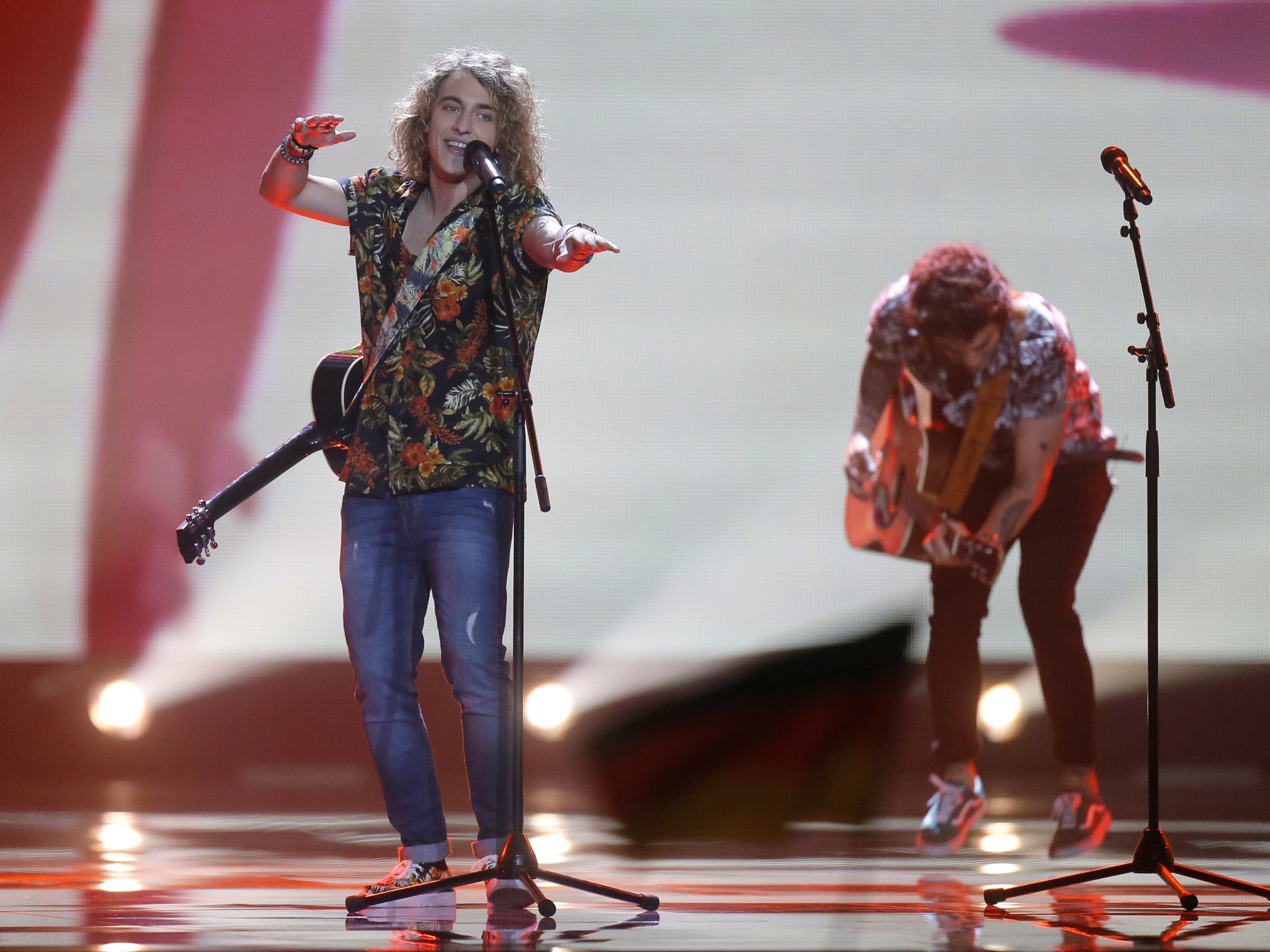 manel-navarro-y-su-gallo-en-eurovision