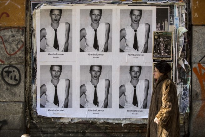 3-volver-a-ver-como-las-calles-se-empapelan-de-nuevo-con-su-imagen