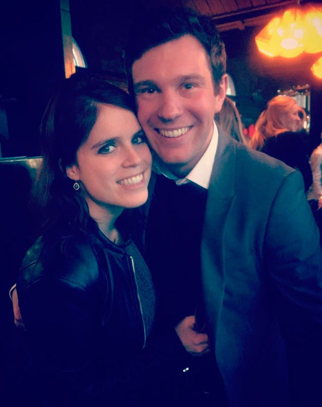 ¡Otra boda en Inglaterra!: La hija pequeña de Fergie y Andrés posa con su novio tras su compromiso
