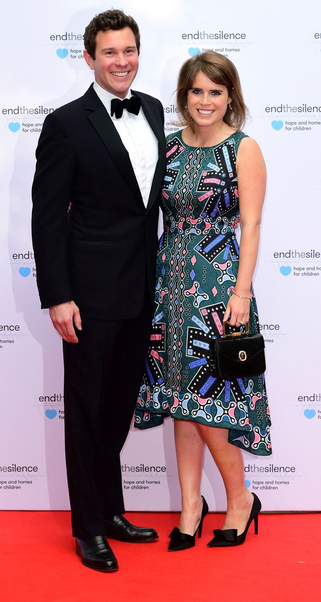 ¡Otra boda en Inglaterra!: La hija pequeña de Fergie y Andrés posa con su novio tras su compromiso