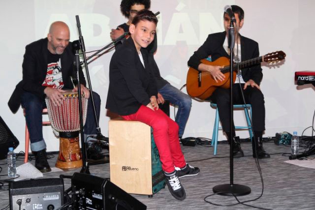 el-pequeno-canta-y-toca-el-cajon-con-mucho-arte