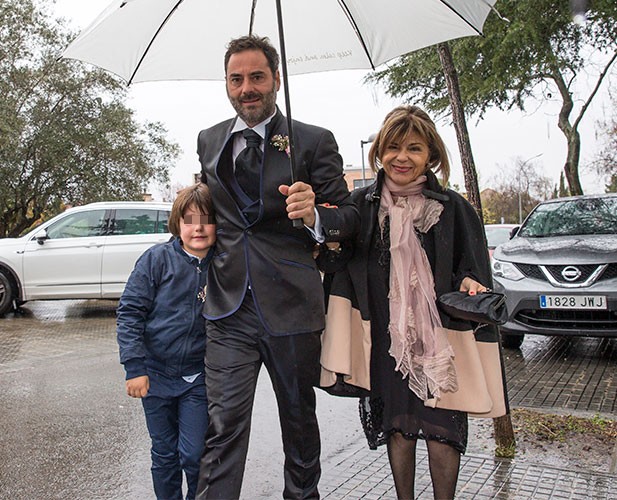 el-novio-enric-martin-ha-llegado-con-uno-de-sus-hijos