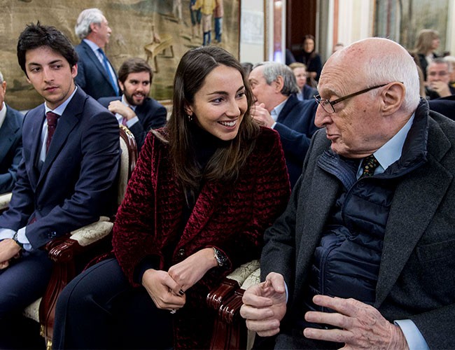 alejandra-acudio-a-un-acto-homenaje-a-su-abuelo