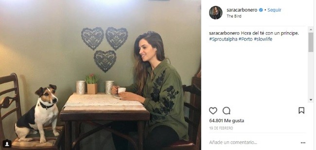 la-camisa-verde-militar-bordada-con-flores-negras-de-sara-carbonero