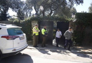 Imagen del desahucio de la hija y el nieto del marqués de Larios. (Gtres)