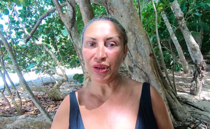 raquel-mosquera-se-lleva-la-medicacion-a-la-isla