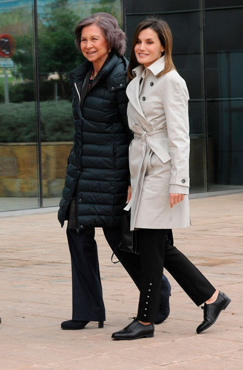 dona-sofia-y-dona-letizia-a-la-entrada-del-hospital