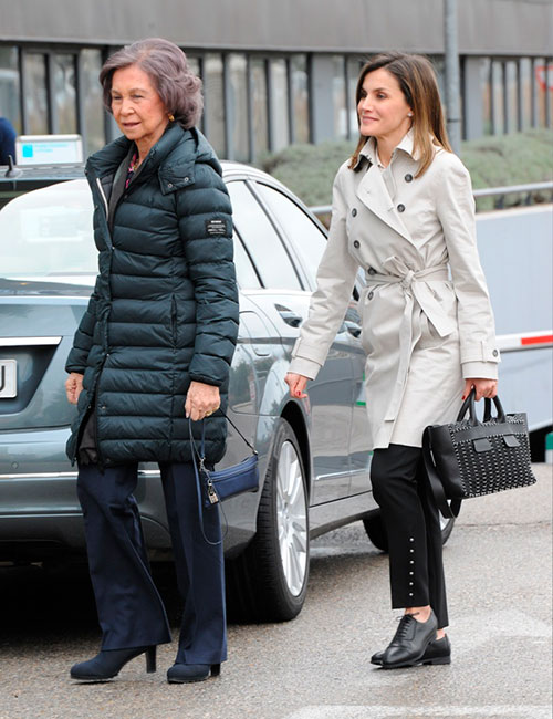 reina-sofia-y-reina-letizia-caminando-juntas