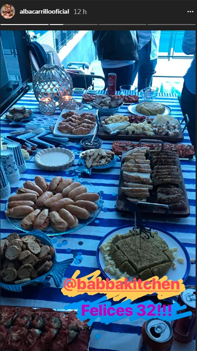 una-gran-mesa-de-comida
