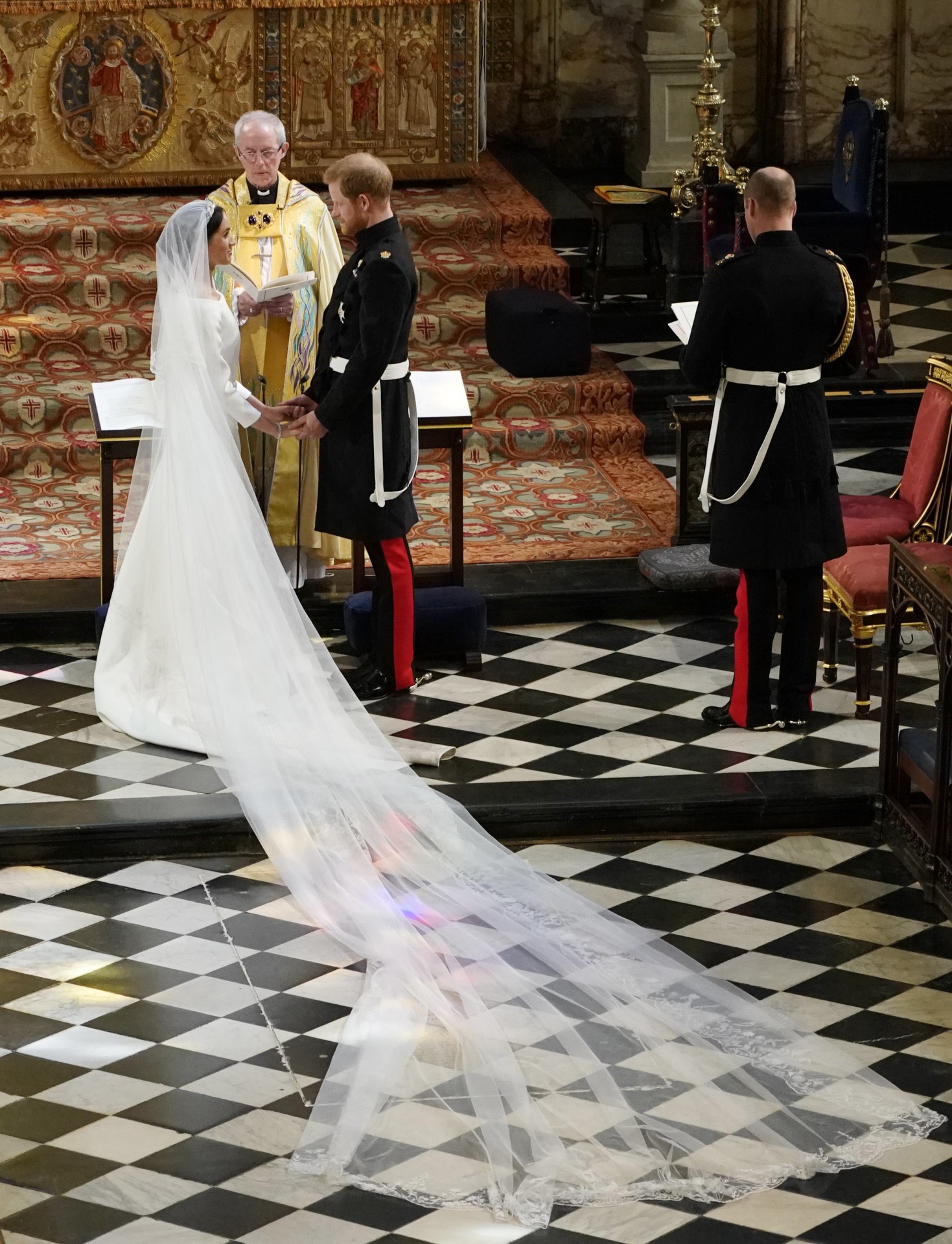 el-velo-de-tul-de-seda-con-un-borde-de-flores-bordadas-a-mano-en-hilos-de-seda-y-organza
