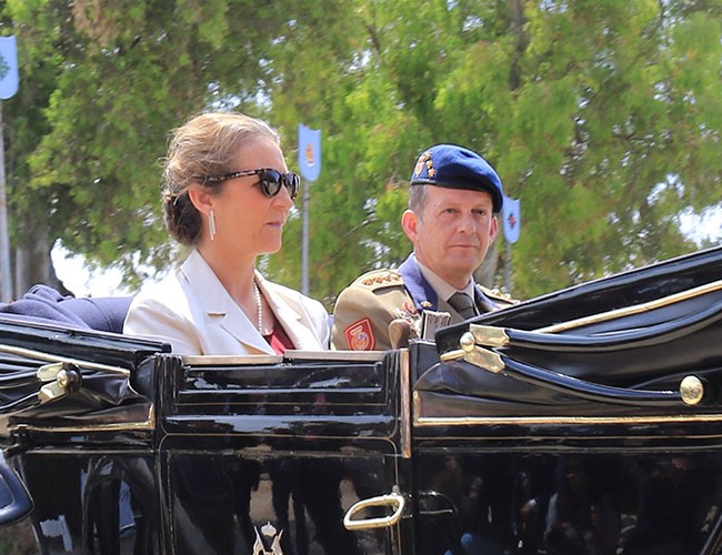 dona-elena-llego-al-acto-en-un-coche-de-caballos