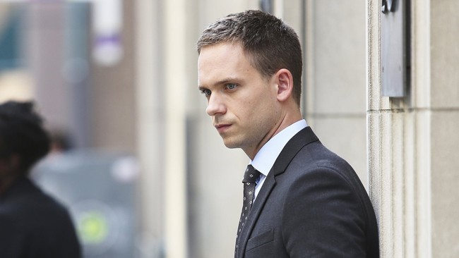 patrick-j-adams-companero-de-meghan-no-faltara