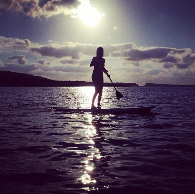 tambien-con-el-deporte-de-moda-este-verano-el-padel-surf
