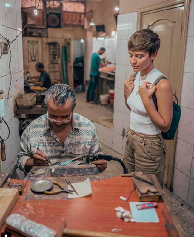 laura-y-risto-han-comprado-joyas-en-uno-de-los-talleres-artesanales-de-egipto