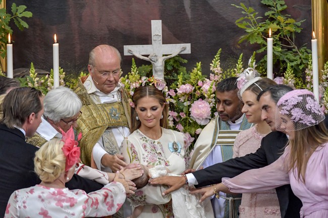 Magdalena de Suecia bautiza a su hija Adrienne en una ceremonia con una sonada ausencia