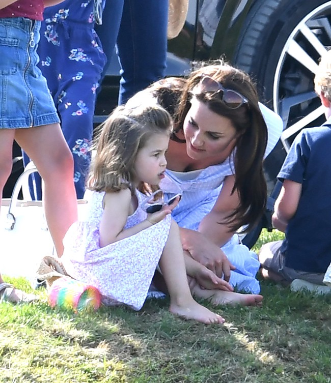 kate-muy-atenta-con-sus-hijos