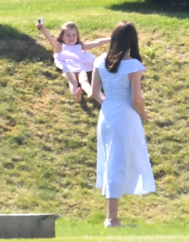 la-princesa-charlotte-deslizandose-por-la-ladera