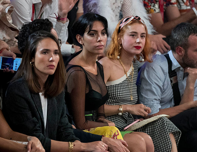 la-joven-no-perdio-detalle-del-desfile-con-las-ultimas-tendencias-en-bano