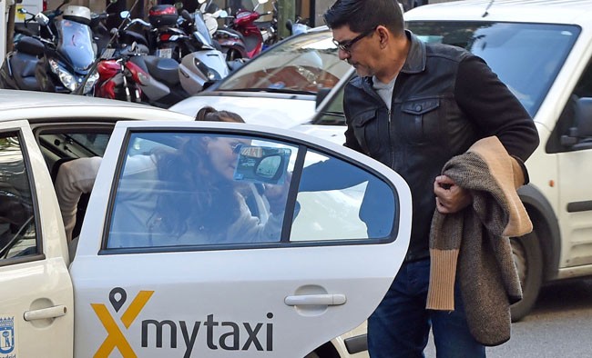 Pablo Durán usando un taxi con Carmen Rivas. (Gtres)